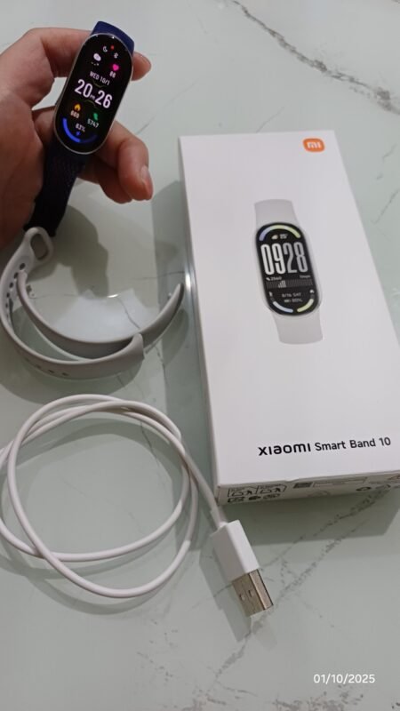Minha Xiaomi Smartband 10 com a pulseira nova já colocada.